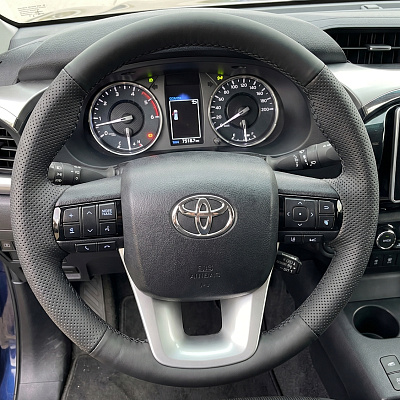 Кожаная Оплетка на руль TITANIUM  со шнуровкой для Toyota Hilux (2015-2026), Toyota Fortuner (2015-2026)