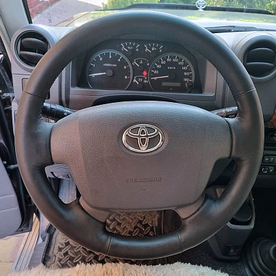 Кожаная Оплетка на руль TITANIUM  со шнуровкой для Toyota Land Cruiser (2007-2015), Toyota Tundra (2007-2013), Toyota Sequoia (2008-2025), Toyota HiAce (2010-2025)