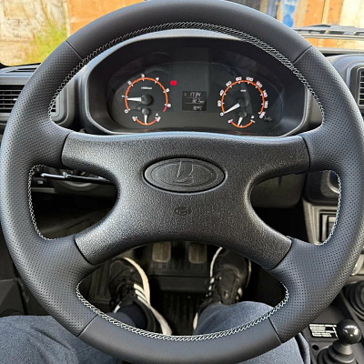 Кожаная Оплетка на руль TITANIUM  со шнуровкой для LADA (ВАЗ) 2121 (4x4), LADA (ВАЗ) 2131 (4x4), LADA (ВАЗ) 2107, LADA (ВАЗ) 2106, LADA (ВАЗ) 2329, LADA (ВАЗ) Niva Legend