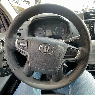 Кожаная Оплетка на руль TITANIUM  со шнуровкой для Toyota Land Cruiser (2015-2025), Toyota Land Cruiser Prado (2017-2025), Toyota Vellfire (2015-2025), Toyota Crown (2012-2018), Toyota Alphard (2015-2025)