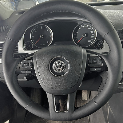 Кожаная Оплетка на руль TITANIUM  со шнуровкой для Volkswagen Touareg (2010-2018)