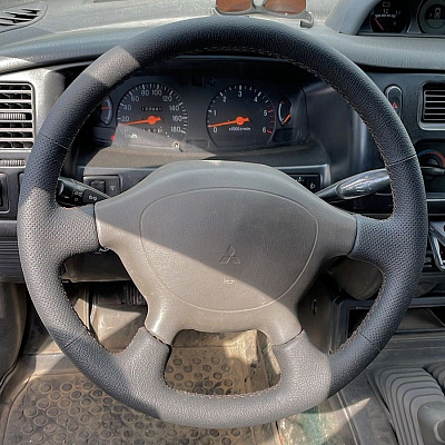 Кожаная Оплетка на руль TITANIUM  со шнуровкой для Mitsubishi L200 (1996-2006)