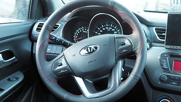 Kia Rio 2014 год руль с обогревом , установка по верх старой кожи