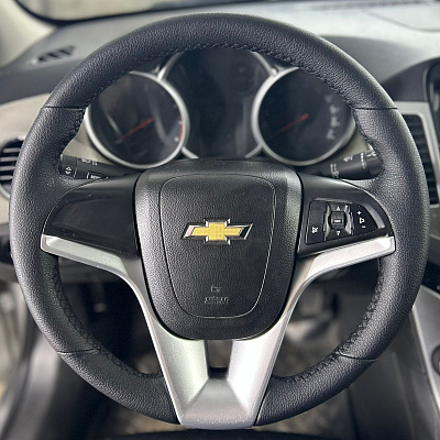 Кожаная Оплетка на руль TITANIUM  со шнуровкой для Chevrolet Cruze, Chevrolet Aveo, Chevrolet Orlando, Chevrolet Cobalt, Chevrolet Tracker, Chevrolet Onix, Chevrolet Spin, Chevrolet Trax, Ravon R4, Daewoo Lacetti Premiere