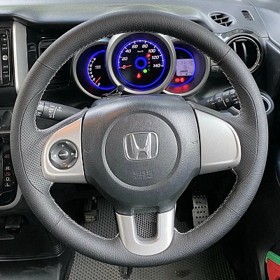 Кожаная Оплетка на руль TITANIUM  со шнуровкой для Honda N-One (2020-2025), Honda N-Box (2017-2023), Honda N-WGN (2013-2020)